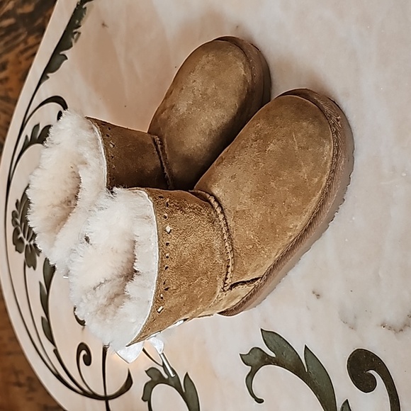 UGG BAILEY BOW worn for 2 hours only - Picture 3 of 4